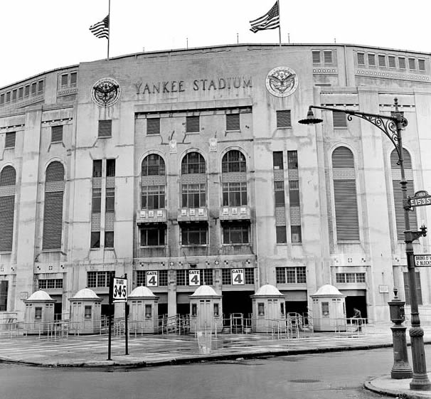 Domínguez's first Yankee Stadium homer, 3 hits lift Yanks over